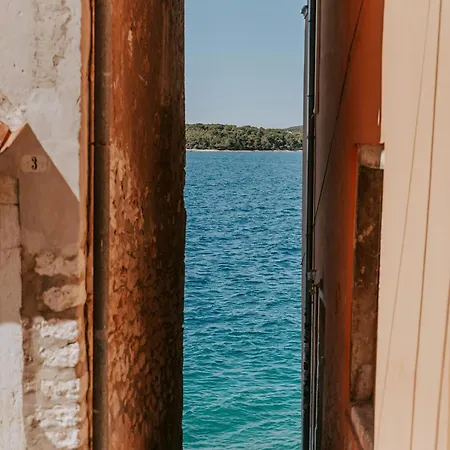 Newly Renovated Romantic *