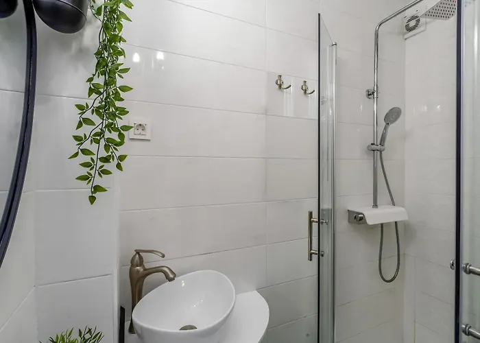 Newly Renovated Romantic *