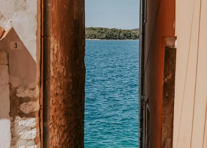 Newly Renovated Romantic *