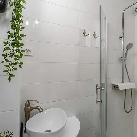 Newly Renovated Romantic *